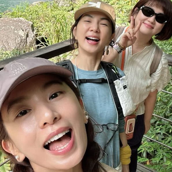 「S.H.E」Hebe、Ella、Selina難得合體登山。（圖／翻攝田馥甄IG）